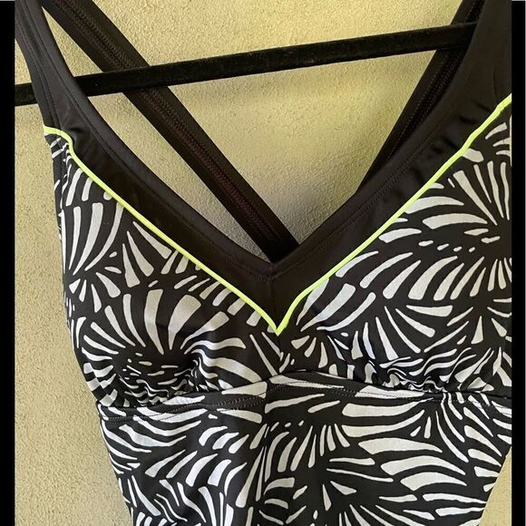 Nike One Piece Swimsuit size Medium - Picture 3 of 5